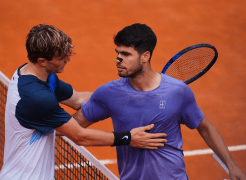Spaniard Carlos Alcaraz (right) and Britain's Jack Draper (left) shake hands at center court after their match on Wednesday.Zheng stuns Sabalenka in Italian Open; Alcaraz reaches semis