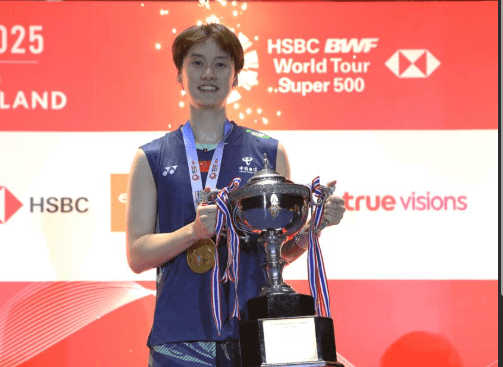 China's Chen Yufei poses with her trohpy after winning the women's singles final over the wweekend. Kunlavut Vitidsarn acknowledges the cheers from the croqd after his Thailand Open 2025 men's singles final against Denmark's Kunlavut wins Thailand Open 2025 title; Chen gets women's crown