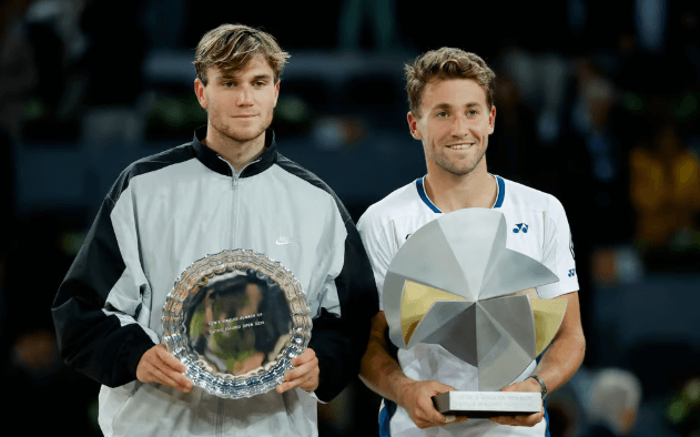 Britain's Jack Draper (left) and Noway's Casper Ruud (right) display their trophied after their men's singles final in Madrid on Sunday. Ruud returns to top 10 after Madrid Open victory