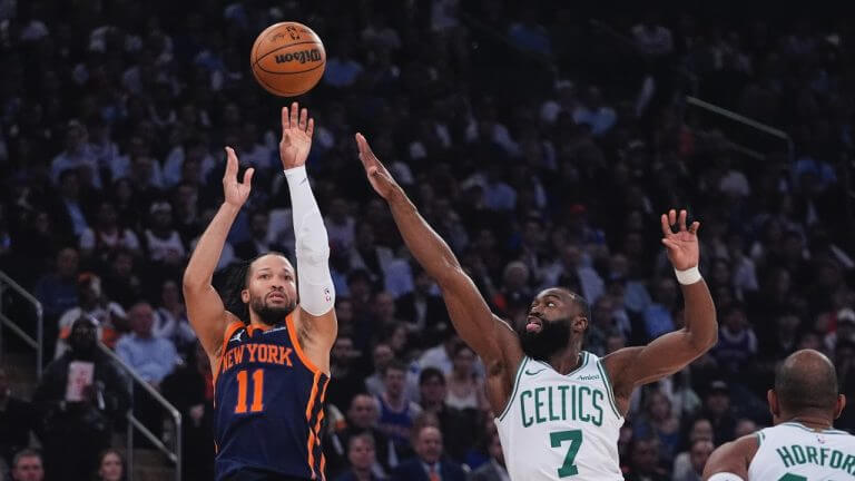 New York guard Jalen Brunson (left) shoots over Bosto forward Jaylen Brown (7, right) against the Boston Celtics in Game 4 of their first-round series on Monday. Knicks vs Celtics shows New York get 3-1 lead; Tatum injured