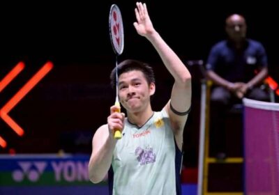 Kunlavut Vitidsarn acknowledges the cheers from the croqd after his Thailand Open 2025 men's singles final against Denmark's Anders Antonsen on Sunday Kunlavut wins Thailand Open 2025 title; Chen gets women's crown