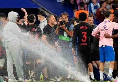 hansi-flick-gentleman-for-pulling-barcelona-off-field-before-party