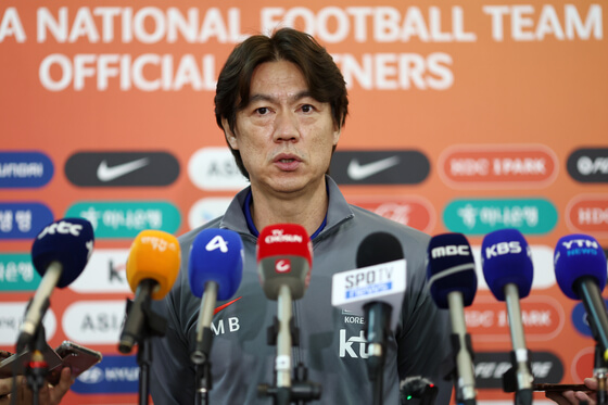 South Korea coach Hong Myung-bo fields questions at a news conference in file photo. Son to play limited minutes in FIFA World Cup qualifiers: coach